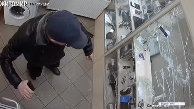 У Житомирі чоловік грабував ломбард і... застряг у вітрині