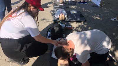 Волонтери "Червоного хреста" вчили ужгородців надавати першу медичну допомогу