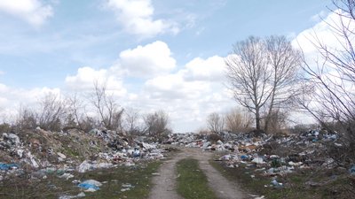 Смердить і літають пакети у обійстях: на Черкащині люди просять закрити стихійний смітник Смердить і літають пакети у обійстях: на Черкащині люди просять закрити стихійний смітник