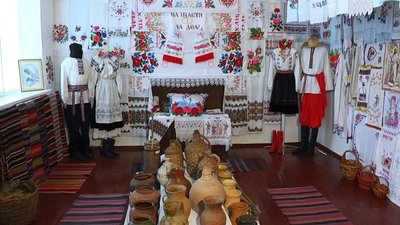 У музеї серед інших експонатів - 130 вишитих рушників.
Фото: Суспільне Поділля. У музеї серед інших експонатів - 130 вишитих рушників.
Фото: Суспільне Поділля.