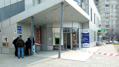 Поліція розшукала підривників банкомату у Харкові Поліція розшукала підривників банкомату у Харкові