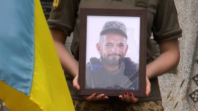 "Без вагань пішов захищати Україну". На Франківщині попрощалися із загиблим бійцем Володимиром Бойчуком "Без вагань пішов захищати Україну". На Франківщині попрощалися із загиблим бійцем Володимиром Бойчуком