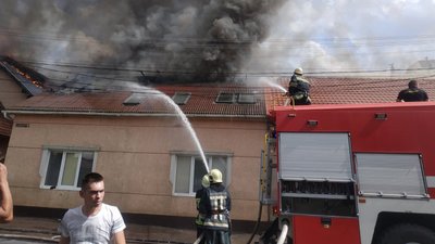 Складські приміщення мотелю горіли в Мукачеві. Травмованих немає Складські приміщення мотелю горіли в Мукачеві. Травмованих немає