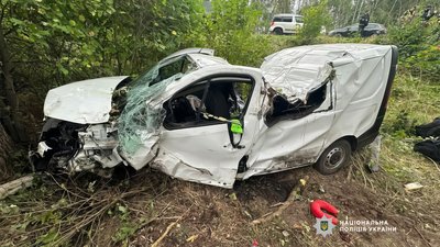 Загинула одна людина, четверо травмовані: мікроавтобус зіткнувся з фурою на Чернігівщині