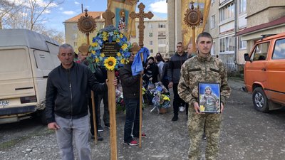 "Він міг стати видатним музикантом". На Франківщині попрощалися з військовослужбовцем Русланом Якібчуком "Він міг стати видатним музикантом". На Франківщині попрощалися з військовослужбовцем Русланом Якібчуком