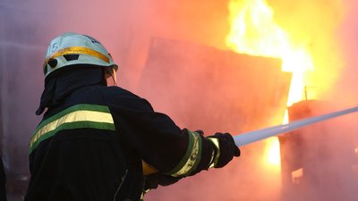 У Дніпрі спалахнула пожежа на підприємстві: рятувальники гасили вогонь більше години