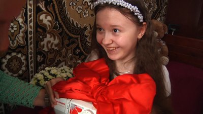 На Житомирщині дівчинці з інвалідністю подарували швейну машинку, про яку вона мріяла 3 роки На Житомирщині дівчинці з інвалідністю подарували швейну машинку, про яку вона мріяла 3 роки