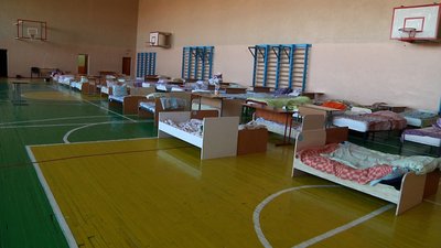 Близько сотні евакуйованих жителів із селища Бородянка Київської області провели ніч у Житомирі Близько сотні евакуйованих жителів із селища Бородянка Київської області провели ніч у Житомирі