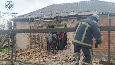 Обстріл Вовчанська: рятувальники дістали з-під завалів жінку Обстріл Вовчанська: рятувальники дістали з-під завалів жінку