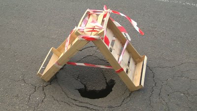 На центральному проспекті Запоріжжя провалився асфальт. Що з'ясували комунальники про причини