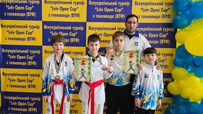 Спортсмени з тренером, тхеквондо