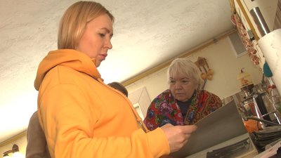 Онучка Анна Ісламова та донька Ліна Благовісна - теж волонтери, як і Ганна Крученко. Фото: Суспільне Поділля. Онучка Анна Ісламова та донька Ліна Благовісна - теж волонтери, як і Ганна Крученко. Фото: Суспільне Поділля.