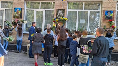 У селі Бірки на Кіровоградщині відкрили пам’ятні дошки двом бійцям, які загинули у війні з РФ У селі Бірки на Кіровоградщині відкрили пам’ятні дошки двом бійцям, які загинули у війні з РФ
