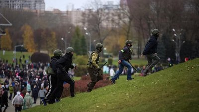 У Мінську тисячі людей вийшли на "Марш народовладдя". Більше сотні вже затримано