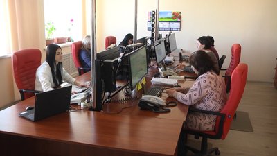 Після натиску на тривожну кнопку сигнал надходить до операторів управління. Після натиску на тривожну кнопку сигнал надходить до операторів управління.