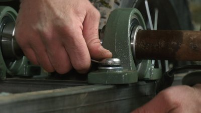 Як два куми з Івано-Франківщини створюють наземний дрон для евакуації поранених військових Як два куми з Івано-Франківщини створюють наземний дрон для евакуації поранених військових