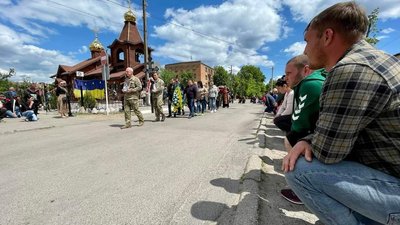 У Нікополі на Дніпропетровщині попрощалися з бійцем Русланом Романовим У Нікополі на Дніпропетровщині попрощалися з бійцем Русланом Романовим