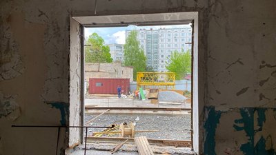 Хочуть повернутися у свій дім: як відбувається відбудова зруйнованого ракетою під'їзду в Умані Хочуть повернутися у свій дім: як відбувається відбудова зруйнованого ракетою під'їзду в Умані