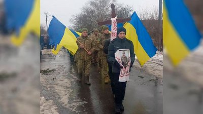 На Чернігівщині попрощалися з п'ятьма бійцями, які загинули на сході України На Чернігівщині попрощалися з п'ятьма бійцями, які загинули на сході України