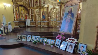 Світлини загиблих, які принесли рідні Світлини загиблих, які принесли рідні