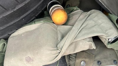 У Коростені поліцейські виявили в атомобілі автомат, понад дві сотні набоїв, постріли до гранатомета та пістолет У Коростені поліцейські виявили в атомобілі автомат, понад дві сотні набоїв, постріли до гранатомета та пістолет