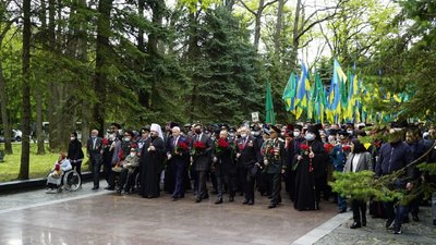 9 травня у Харкові: до Меморіалу Слави несуть квіти 9 травня у Харкові: до Меморіалу Слави несуть квіти