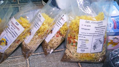 Щодня готують сухі супи та борщі: як вінницькі "Бджоли Поділля" підтримують захисників