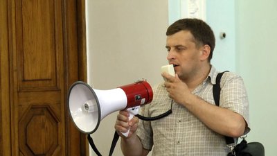 Півтора десятка житомирян під стінами міської ради вимагали знизити тарифи на комунальні послуги