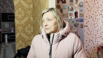 У Дніпрі місцеві жителі прибирають наслідки атаки РФ 6 січня У Дніпрі місцеві жителі прибирають наслідки атаки РФ 6 січня
