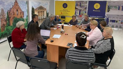 "Прокачуємо в напрямку подолання кризи". У криворізькому центрі "ЯМаріуполь" надають психологічну допомогу переселенцям