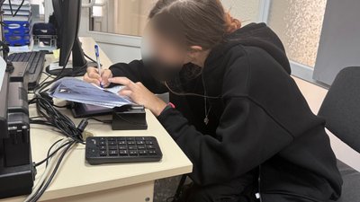 17-річна Віра ставить підпис на документах