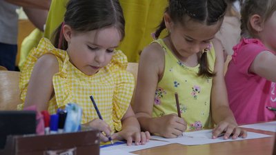 Діти на пришкільному майданчику, малювання, Кривий Ріг