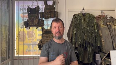 Прибирають сміття та оцінюють пошкодження. Що відбувається на місці ракетного удару по Дніпру Прибирають сміття та оцінюють пошкодження. Що відбувається на місці ракетного удару по Дніпру