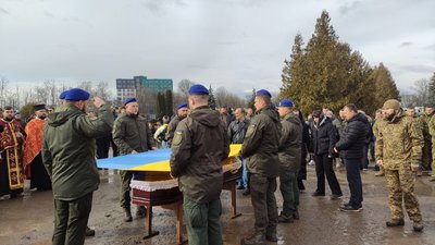 На Тернопільщині попрощалися з військовослужбовцями Маратом Сабірoвим та Ярославом Опарою На Тернопільщині попрощалися з військовослужбовцями Маратом Сабірoвим та Ярославом Опарою