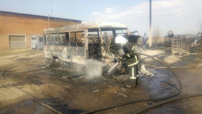 На Львівщині через пожежу трави згоріли три автобуси