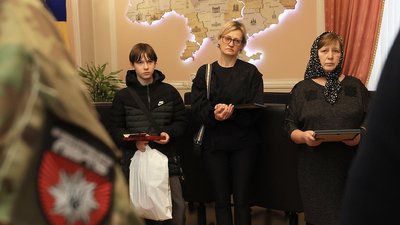 Рідним двох поліцейських спецпризначенців вручили посмертні нагороди