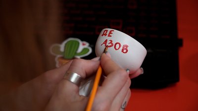 У Чернігові дружина загиблого "Біцухи" виготовляє свічки в пам'ять про чоловіка У Чернігові дружина загиблого "Біцухи" виготовляє свічки в пам'ять про чоловіка