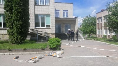 У Тернополі евакуювали дітей та вчителів з двох шкіл У Тернополі евакуювали дітей та вчителів з двох шкіл