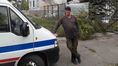 "Тут — бородаті, вусаті, але діти". Прикарпатський волонтер збирає різдвяні смаколики для військових