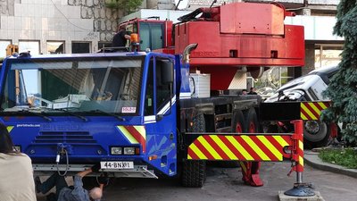 У Житомирі на майдані Соборному вантажівка провалилася під асфальт У Житомирі на майдані Соборному вантажівка провалилася під асфальт