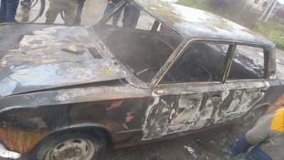 В Ужгороді під час руху загорівся автомобіль. Водій злякався і втік В Ужгороді під час руху загорівся автомобіль. Водій злякався і втік
