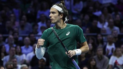 Лоренцо Музетті у матчі проти Новака Джоковича у фіналі ATP 250 в Афінах