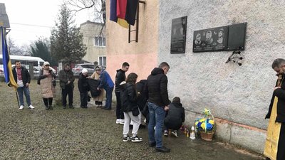 На Закарпатті відкрили меморіальну дошку полеглому військовому Роману Бендаку На Закарпатті відкрили меморіальну дошку полеглому військовому Роману Бендаку