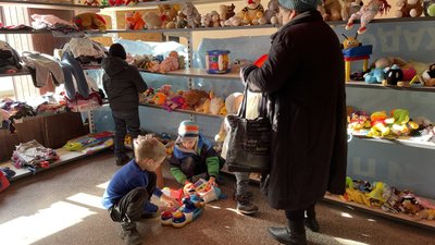 У Херсоні відкрився перший соціальний магазин одягу У Херсоні відкрився перший соціальний магазин одягу