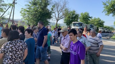 У Великому Березному перекрили дорогу: люди проти закриття школи