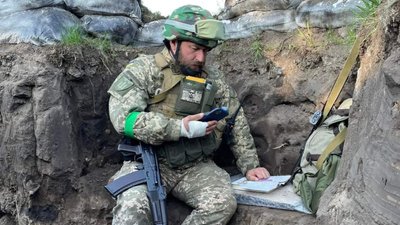 "Ми воюємо за освічену націю", – професор УжНУ Федір Шандор з окопів читає лекції студентам