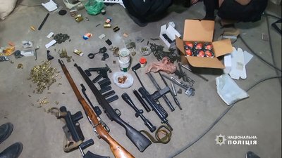 На Одещині чоловік зберігав вдома кулемети, гвинтівки та боєприпаси