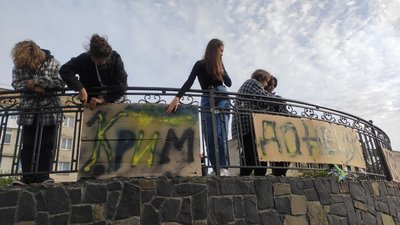 В місті на Волині вивісили плакати на підтримку окупованих міст України В місті на Волині вивісили плакати на підтримку окупованих міст України