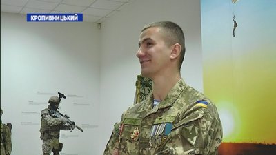 Два тижні в комі. Розвідник з Кропивницького отримав поранення, прикриваючи групу
