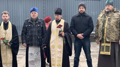 Люди приносять іграшки і квіти. Який вигляд має місце ракетного удару по Кривому Рогу Люди приносять іграшки і квіти. Який вигляд має місце ракетного удару по Кривому Рогу